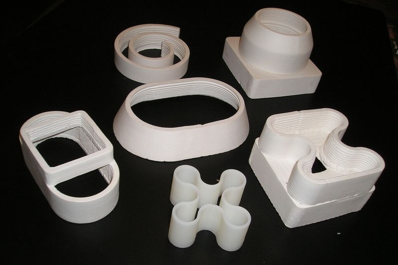 Anhand kleinerer Prototypen wird die ganze Vielfalt an möglichen Formen demonstriert. (Foto: contourcrafting.org)