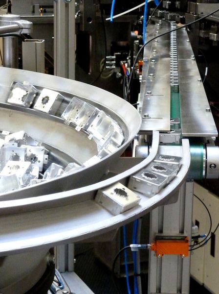 Die Einzelteile für die vierteilige Baugruppe werden mithilfe verschiedener Zuführungen und an verschiedenen Stationen – einmal ist es eine Vibrationswendelförderer und ein andermal werden vorgestanzte Bänder vom Coil abgewickelt – in die Bimeric 4500 eingeschleust. (Bild: Kuhn)