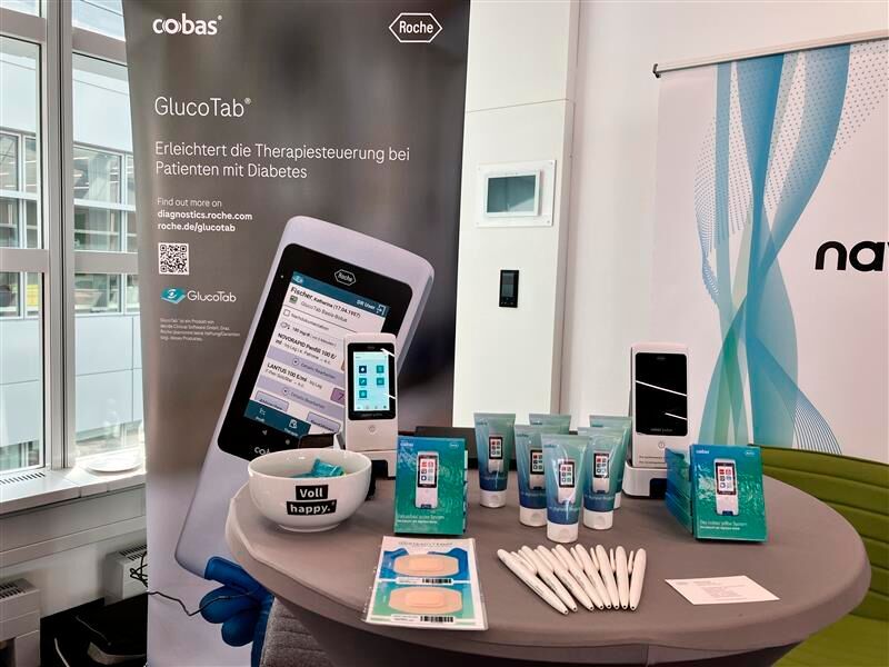 Eine ähnliche Lösung bietet der smarte Thermometer „SteadyTemp“: Der Sensor im Pflaster überwacht kontinuierlich Körperwerte bis zu zehn Tage. Das Pflaster klebt unter dem Arm der Patienten und wird von Ärzten abgescannt. Die GlucoTab App überwacht zudem  Blutzuckerwerte und dient der digitalen Therapiesteuerung bei Diabetes-Patienten. (Bild: © Serina Sonsalla / Vogel IT-Medien)