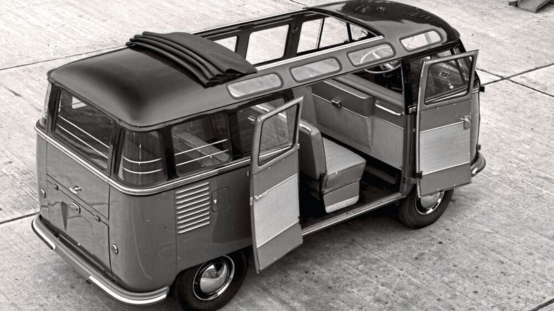 Anfangs hatte der Samba in Summe 23 Fenster. Die beiden hinteren Eck- und die acht Dachfenster waren zunächst aus 4 mm starkem Plexiglas gefertigt. Das Heckfenster war größer als bei den anderen T1. (Bild: VWN)