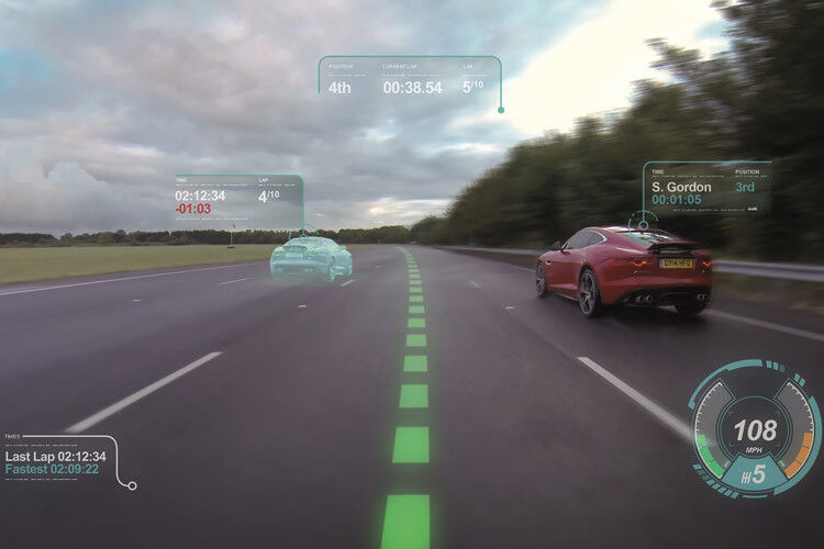 Head-up-Display der Zukunft: Auf der Windschutzscheibe wird virtuell auf einer Rennstrecke ein Computer-Gegner erzeugt (links) und die Ideallinie auf die Fahrbahn projiziert, auf der der Pilot ihn überholen kann. (Foto: Jaguar Land Rover)
