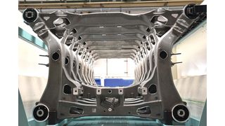 Am Standort Pilsting (Bayern) fertigt Rübig Aluminium Hinterachsträger für einen Premium-Automobilhersteller vom Aluminiumguss-Rohteil bis zur einbaufertigen Baugruppe. (Bild: P. Kemptner)