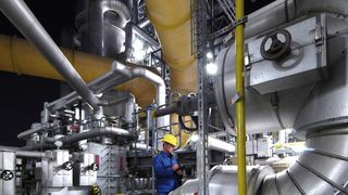 Daten beim Kontrollgang drahtlos an das Leitsystem senden – wie hier in der BASF-Styrolanlage – ist nur eine der positiven Seiten moderner Kommunikationstechnik. Zusätzlich gilt es, neue Technologien sicher in das Leitsystem zu integrieren. Bild: BASF (Archiv: Vogel Business Media)