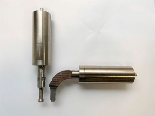 Die Banana-Sonotrode (rechts) von KLN Ultraschall macht Ultraschall-Kunststoffschweißmaschinen kompakter und günstiger, heißt es. Sie verkürzt bei einigen Schweißaufgaben auch den Fertigungszyklus, weil jetzt mehr Sonotroden gleichzeitig einsetzbar sind. (Bild:  KLN Ultraschall)