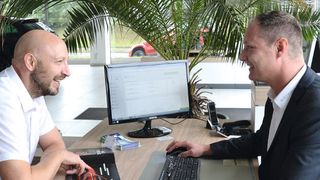 Mithilfe der CRM- und Leadmanagementsoftware Clever Lead spart Christian Härtel (re.) viel Zeit, die er für den direkten Kundenkontakt nutzen kann. (Mauritz)