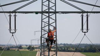 Wartung an der Hochspannungsleitung. (Auto-Medienportal.Net/EnBW)