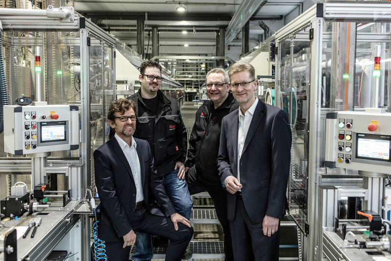 Die Metoba-Geschäftsführer Thorsten Hering (links) und Dr. Sven Hering (rechts) sowie Jens Schulte (2.v.l.) und Michael Blaich nehmen die neuen Beschichtungsanlagen in Betrieb. (Metoba)