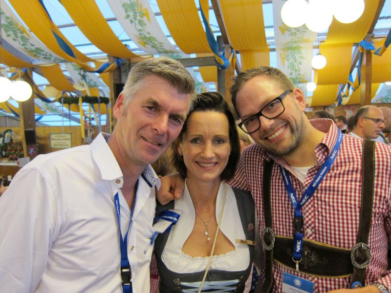 V. l.: Ralf Brokinkel und Katja Neumann (NEC) sowie Mario Herget (Seen Media) (Bild: IT-BUSINESS)