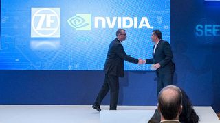Dr. Stefan Sommer, Vorsitzender des Vorstands der ZF Friedrichshafen (l.) und Rob Csongor, Vizepräsident und Geschäftsführer des Geschäftsbereichs Automotive bei Nvidia, bei der Pressekonferenz auf der CES in Las Vegas. (ZF Friedrichshafen)