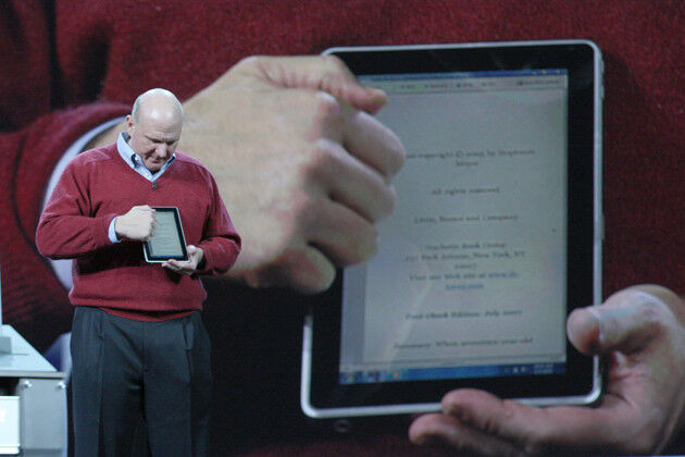 Das war auf der CES im Januar 2010: Microsoft-CEO Steve Ballmer demonstriert ein HP Slate-Tablet – das nie auf den Markt kommt. Die Umsetzung in der Produktion habe nicht den Anforderungen genügt, behauptet ein anonymer Ex-HP-Mitarbeiter. (Archiv: Vogel Business Media)