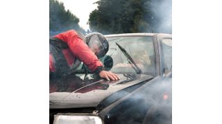 Überlebt! Laut EU-Beschluss, sollen Fahrzeugkarosserien in Zukunft andere Verkehrsteilnehmer, vor allem Fußgänger, besser schützen. Eine besondere Motorhaube in Sandwichbauweise schlägt jetzt einen neuen Konstruktionsweg ein. (Bild: Hennecke)
