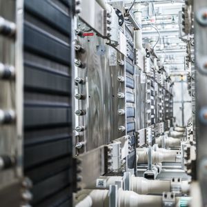 Kernstück des Elektrolyseurs – insgesamt 72 Stacks umfasst die Anlage am Standort Ludwigshafen.(Bild:  BASF)