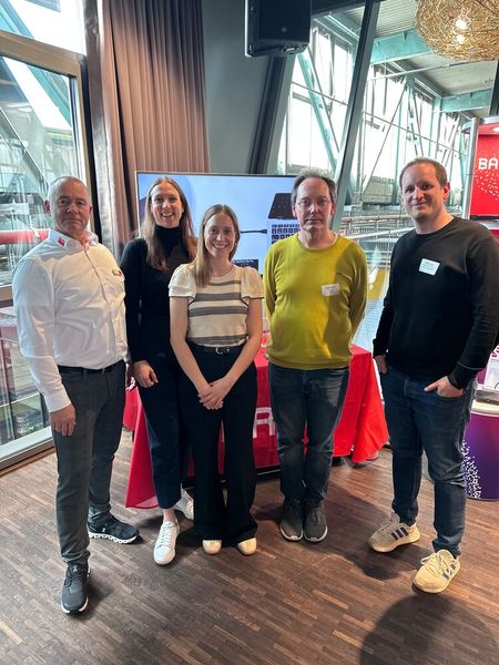 (v. l.) Friedhelm Rook (Barco), Sarah Stöttinger (Comm-Tec), Sonja Roosemont (Barco), Robert Aimer (Informatiker) und Moritz Hackl (Comm-Tec) sind ClickShare Fans. (Bild: Vogel IT-Medien GmbH)