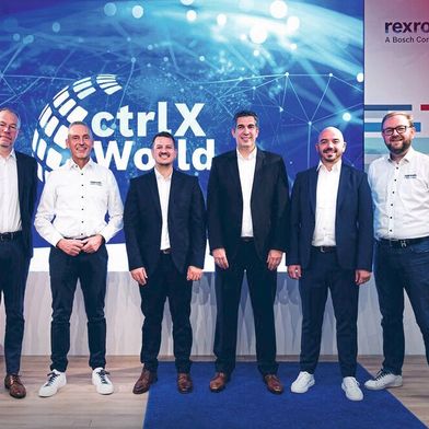 Die Partnerwelt ctrlX World wächst weiter. Auf der 7. ctrlX Automation Fachpressekonferenz präsentierten zwei der neuen Partner ihre Lösungen. V.l.n.r.: Christian Lumpe, Schmersal, Steffen Winkler, Bosch Rexroth, Stefan Schmitt, Christian Kessler, Tobias Nittel, SEW-Eurodrive, Hans Michael Krause, Bosch Rexroth.   (Bild: Bosch Rexroth AG)