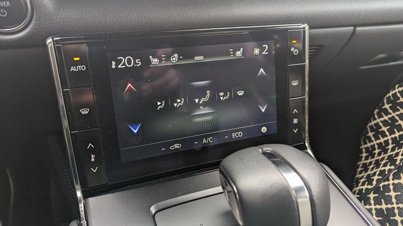 Unten befindet sich dafür ein Touchscreen, über den sich die Klimatisierung regeln lässt. Für Fahrerin oder Fahrer gibt es zudem ein (nicht so gut zu fotografierendes) Head-up-Display. (Bild: Simon – VCG)