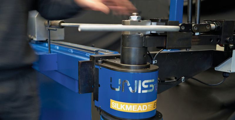 Bild 1: Durch ihre Biegetechnik ist die Maschine für die Produktion von hochpräzisen Kleinserien- oder Musterrohrteilen geeignet. (Bild: David Chalmers)