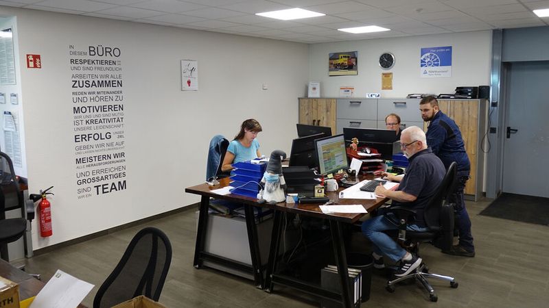 Wie man sich den Umgang untereinander vorstellt, steht für jeden gut sichtbar an der Wand. (Bild: Schreiner/»kfz-betrieb«)