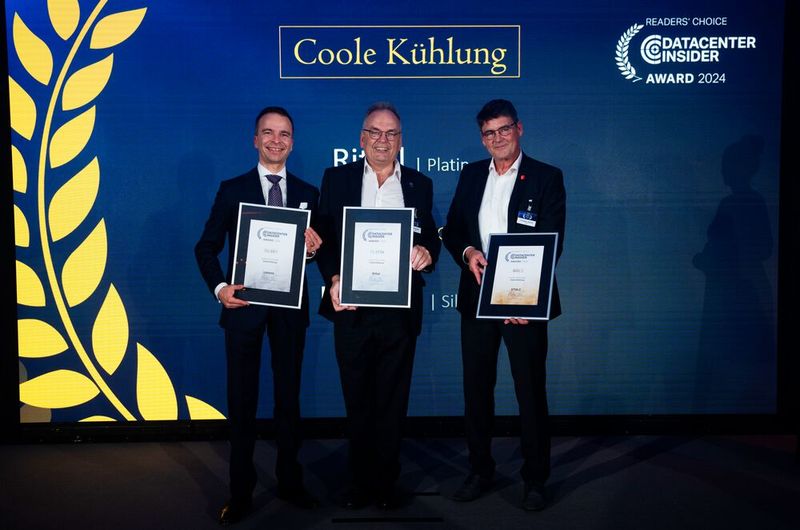 Für die Gewinner in der Kategorie „Coole Kühlung“ auf der Bühne: Andreas Thomasch, Lenovo (Silber), Christoph Jaskolla, Stulz (Gold) und Martin Neubauer für den Platin-Gewinner Rittal.  (Bild: Manuel Emme Fotografie  )