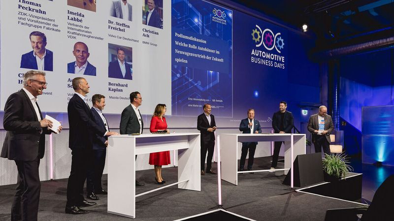 An die Kurzvorträge schloss sich eine spannende Podiumsdiskussion über den Neuwagenvertrieb der Zukunft an. An der Diskussion nahmen Hersteller-, Importeurs- und Verbandsvertreter teil. (Stefan Bausewein)