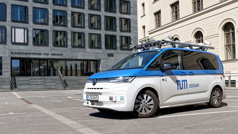 Das Forschungsfahrzeug „EDGAR“ war in Berlin unter realen Bedingungen nach Level 4 unterwegs.(Bild:  TÜV-Verband)