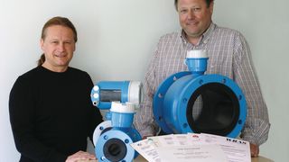 Eine saubere Sache: Thomas Sulzer (links) und Johannes Ruchel haben eine Polyurethan-Auskleidung mit Trinkwasserzulassung entwickelt. (Endress+Hauser) (Archiv: Vogel Business Media)