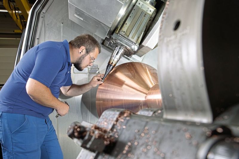 Die innere Kühlmittelzufuhr leitet den KSS an beide Flanken der Schneiden. Dies ermöglicht, neben der hohen Präzision und Standzeit, das Ausspülen der Späne aus den schmalen Nuten. (Bild: Horn/Sauermann)