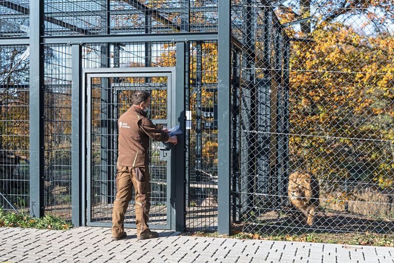 In den Gehegen für große oder besonders gefährliche Tiere ist Edelstahl auch für Schwerlastschieber, Trenntore oder wie hier für Beschläge in Stallbereichen unverzichtbar. (Bild: WZV/Haake Technik)