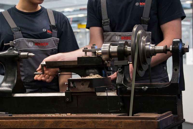 ...versetzen die Azubis das Drehrad in Rotation. (K.Juschkat/konstruktionspraxis)