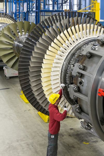 Siemens wird am Standort Lausward ein Gas- und Dampfturbinen-Kraftwerk mit einer elektrischen Leistung von 595 Megawatt errichten. Hierfür wird im Gasturbinenwerk Berlin die SGT5-8000H montiert. (Siemens/Dietmar Gust)