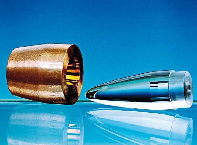 Ein konkav-parabolischer Lichtsammler aus Kupfer mit vergoldeter parabolischer Fläche (links) hat eine Oberflächenrauheit von 10 nm; der ultrapräzisionsgedrehte Kern aus PMMA (rechts) wurde mit einer hauchdünnen Silberschicht elektrisch leitend gemacht. Bild: PTB (Archiv: Vogel Business Media)