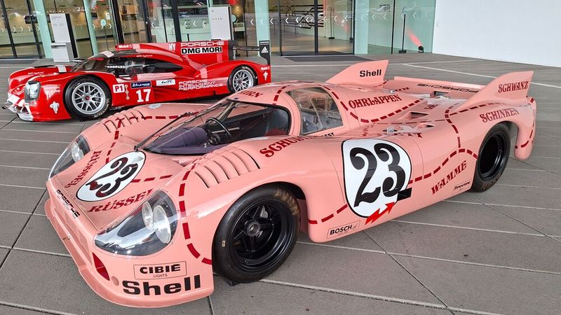 Der Porsche 917/20 blieb ein Einzelstück. Hier hatten die Porsche-Techniker in Zusammenarbeit mit der französischen Firma Sera den Versuch unternommen, die Vorteile von Kurz- und Langheck-917 zu verbinden. Seine Karosserie war extrem breit und besaß stark abgerundete Radausschnitte. Bei unveränderter Spurweite versteckten sich die Räder tief in den Radkästen. Die Nase war ebenso tief und flach wie beim neuen Langheck-Coupé, nur kürzer. Porsche-Designer Anatole Lapine entschied sich für rosafarbenen Lack und beschriftete die einzelnen Partien entsprechend. Mit der „Sau“ sorgte Porsche in Le Mans 1971 für eine Sensation, und gewann, obwohl völlig unerprobt, das Vortraining. Im Hauptrennen aber fiel der 917/20, an fünfter Stelle liegend, kurz vor Schluss durch Unfall aus. (Bild: Dominsky – VCG)