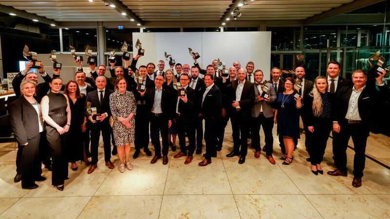 16 Mazda-Händler nahmen in Stuttgart den Dealer Excellence Award 2023 entgegen.