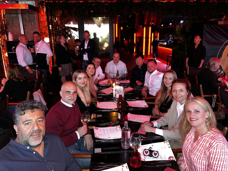 Deniz Üstün (v.l., e-systems), Steven Pollok und sein Digital Signage Team (Samsung) feiern eine erfolgreiche Zusammenarbeit mit S&K. (IT-BUSINESS)