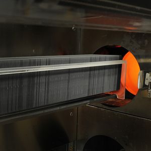 Durch Phosphordiffusion, das Einbringen von Phosphoratomen in den Halbleiter, wird die Solarzelle elektrisch leitfähig. Die Öfen für dieses Verfahren stammen vorwiegend aus Deutschland.