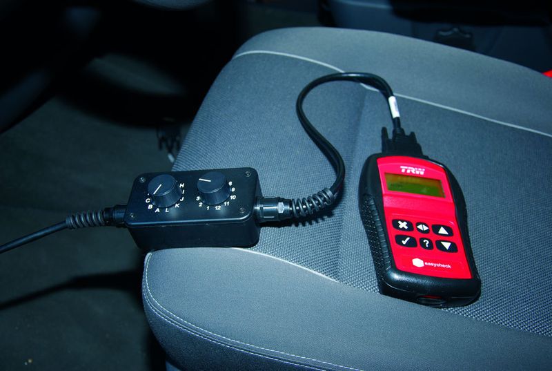 Für bestimmte Fahrzeuge bzw. Funktionen benötigt man das OBD-Schlatkabel. Es verbindet den jeweils richtigen Diagnose-Pin am Fahrzeug mit dem des Easycheck.  (Foto: Dominsky)