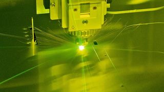 Fokussiert automatisch: Der innovative Schneidkopf des Faserlasers minimiert die Einstichzeiten.  (Bild: LVD Company nv)
