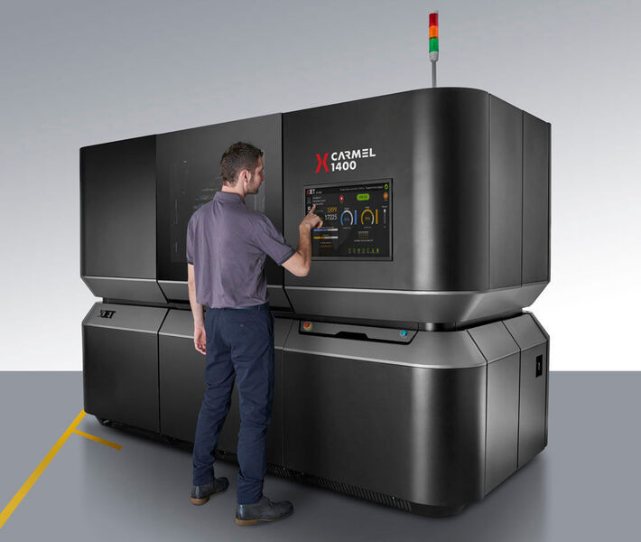 Der 3D-Drucker Carmel 1400 mit dem Nanoparticle-Jetting-Verfahren von Xjet. Bei dem  Tintenstrahlverfahren werden 5 bis 6 µm kleine Partikel mit einer Art Bindemittel vermischt und auf eine 290 °C heiße Bauplattform aufgetragen. (Xjet)