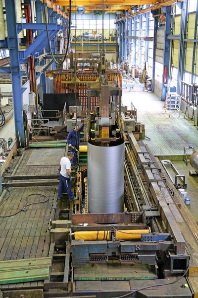 Bild 1: Ein Endlosband wird in ein Chrombad zur technischen Hartverchromung per Kran zugeführt. Diese Bänder zeigen sich verantwortlich zur Herstellung von Möbelfurnieren und Laminatböden. HCWB AG ist das einzige Unternehmen weltweit, welches in der Lage ist, solche Bänder mit Hartchrom zu beschichten. (Bild: Matthias Böhm)