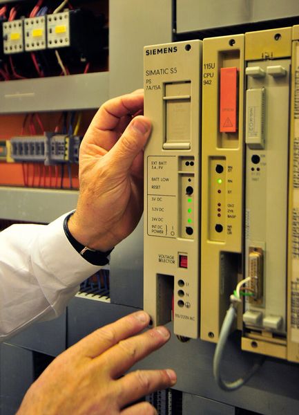 Verlässliche Technik seit Jahrzehnten. Die weltweit größte mobile Wildwasserbahn wird fast komplett von Siemens-Technik angetrieben und gesteuert. (Bild: www.siemens.com/press)