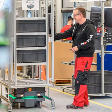 Auf Knopfdruck transportieren fahrerlose Transportfahrzeuge Material von der Fertigungsbereitstellung zum Arbeitsplatz. (Bild: Bopla Gehaeuse Systeme)