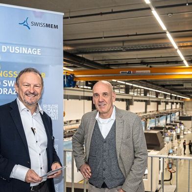 «Nebst den komplexen Geometrien ist es die richtige Beschichtung, die das Zerspanen, insbesondere bei schwierigen Materialien, erst möglich macht», sagt Pascal Streiff (li., Ressortleiter Industriesektoren, Swissmem) im Gespräch mit Matthias Böhm (Chefredaktor SMM). (Bild: Thomas Entzeroth)