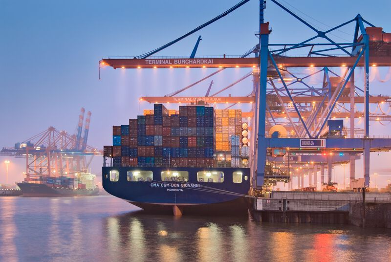Blick auf den Burchardkai-Terminal im Hamburger Hafen. Der wird im Rahmen einer Kooperation zwischen Air Products und der Hamburg Port Authority (HPA) bald wichtig. Denn man will die Möglichkeiten zum Aufbau einer groß angelegten Wertschöpfungskette in Sachen Wasserstoff prüfen.