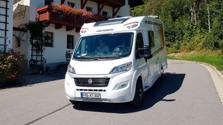Die meisten Reisemobile haben ein zulässiges Gesamtgewicht von 3,5 Tonnen. Mit einer Antriebsbatterie für ein entsprechendes E-Mobil kann es da mit der Zuladung schnell knapp werden. (Bild: Autoren-Union Mobilität/Ford/Michael Kirchberger)