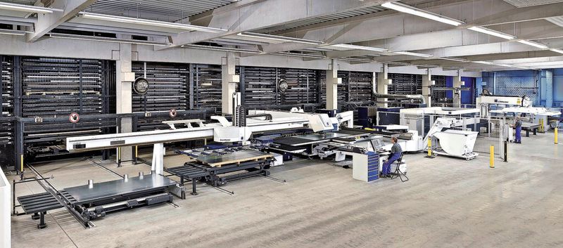 Die Trumpf-Stopa-Anlage: Teilweise rund um die Uhr werden auf dieser Seite des Hochregallagers die Bleche zugeschnitten und auftragsweise auf Paletten abgelegt. (Bild: Trumpf/Stopa)