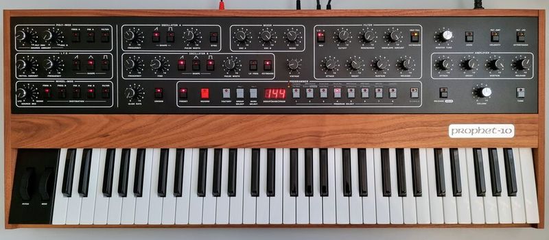 Der Synthesizer Prophet-5 (hier zu sehen der aktuelle Nachfolger Prophet-10Rev 4) von Sequential Circuits war der erste polyphone Synthesizer mit vollständig programmierbarem Speicher. Als CPU kommt ein Zilog Z80 zum Einsatz. (Bild: StingR)