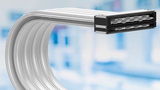 Die E-Skin Flat erhielt im dreilagigen Aufbau bei einem kompakten Biegeradius von 70 Millimetern die höchste Reinraumklasse des Fraunhofer Instituts. (Igus GmbH)