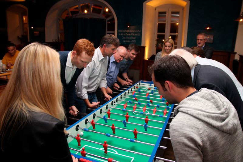 Impressionen der Abendveranstaltung bei den Förderprozess Foren 2016 in Würzburg. Das 4er-Kicker Turnier sorgte für Spaß und Spannung. (Ernhofer/PROCESS)