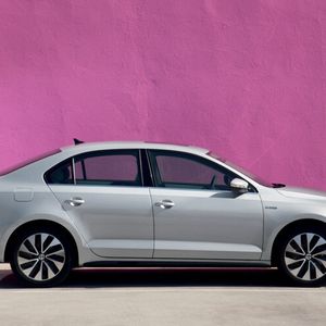 Der Hybrid-Jetta fährt auf Wunsch ausgesprochen giftig an, was sich auch in den angegebenen Beschleunigungswerten widerspiegelt. Deutlich unter neun Sekunden sollen bis zum Erreichen der 100 km/h-Marke vergehen.