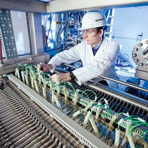 Siemens-Ingenieure haben einen Elektrolyseur entwickelt, der mit Protonen leitenden Membranen arbeitet. Er reagiert binnen Millisekunden auf den zur Verfügung stehenden Strom. 