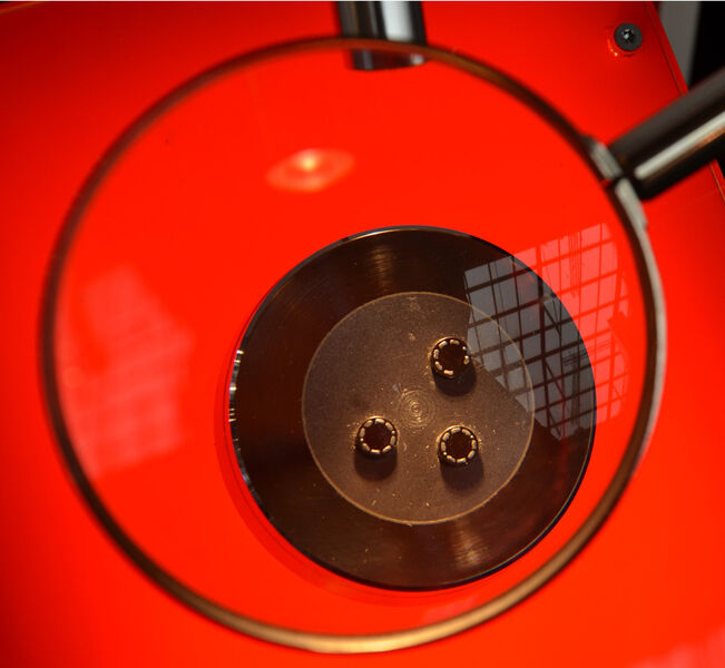 Durch diese Lupe lässt tecsis den Besucher schauen, um die Kraftmesstechnik genau betrachten zu können. Die hydraulischen Kraftaufnehmer nutzen einen Dünnfilmsensor. (Bild: Jablonski)